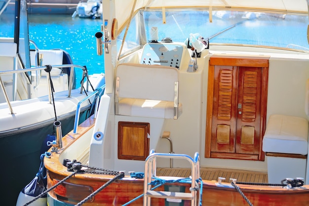 Détail d'un bateau dans le port de Porto Cervo Italie