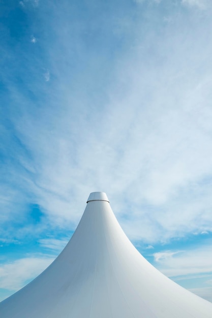 Détail blanc de chapiteau tente contre un bleu un ciel nuageux Alicante Costa Blanca Espagne