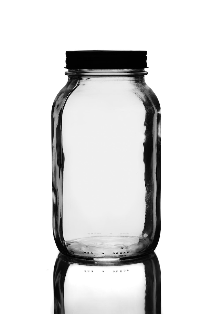 Photo détail de bocal en verre vide isolé sur blanc