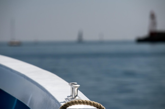 Détail de bollard de bateau sur le fond bleu de l'eau