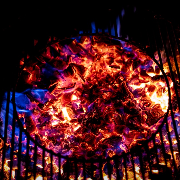 Détail de braises et feu d'un barbecue