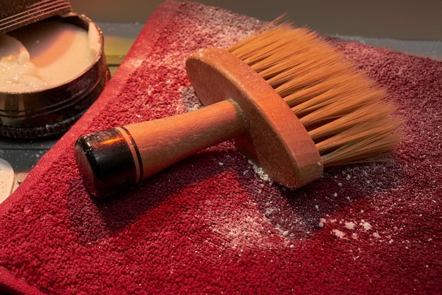 Détail de la brosse de coiffure en bois sur un stand de salon de coiffure.