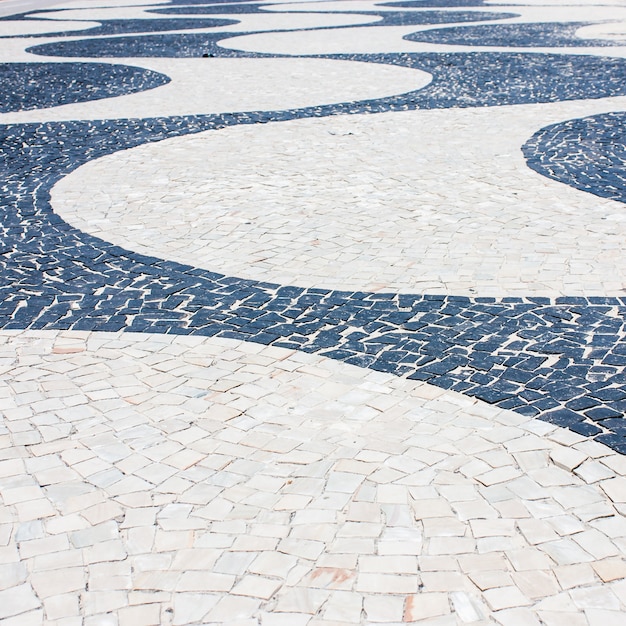 Détail de la célèbre chaussée de la promenade de Copacabana à Rio de Janeiro