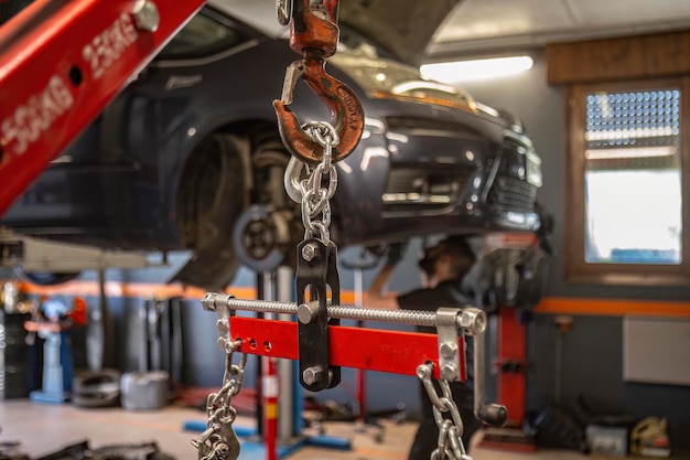 Photo détail de la chaîne de levage du moteur dans l'atelier