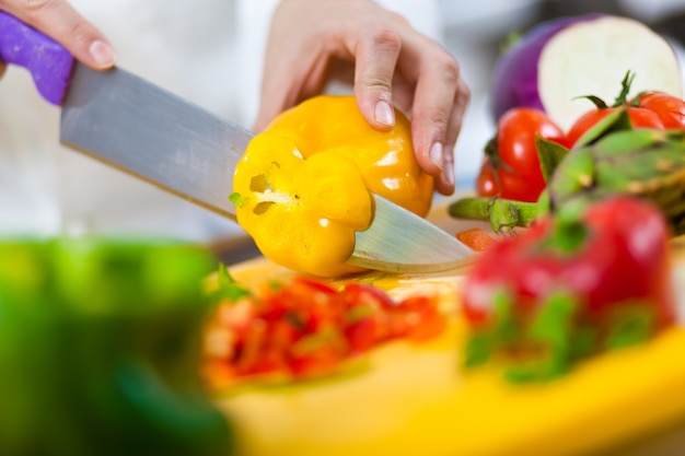 Détail d&#39;un chef au travail dans sa cuisine