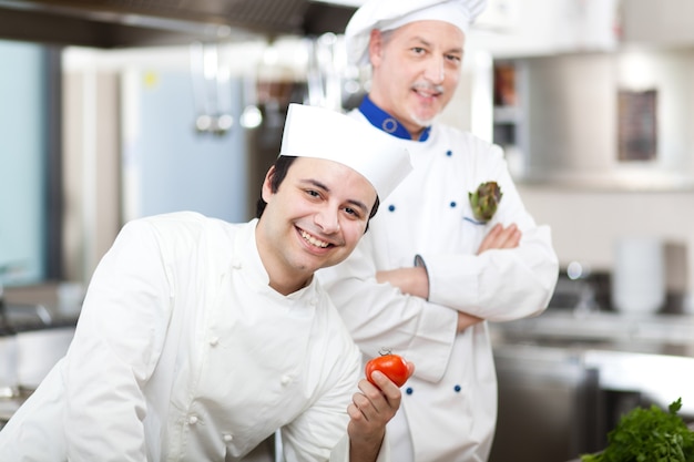 Détail d&#39;un chef au travail dans sa cuisine