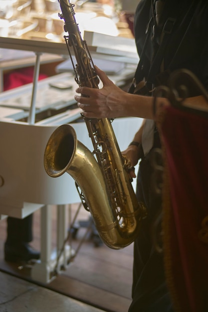 Détail d'un clarinettiste lors d'un concert de jazz en direct.