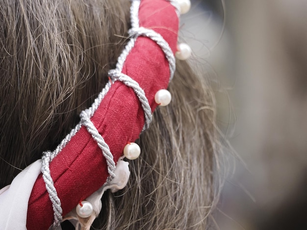 Détail de la coiffure médiévale féminine