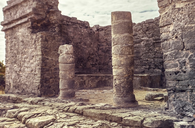 Détail des colonnes d'un temple maya du complexe de Tulum au Mexique.