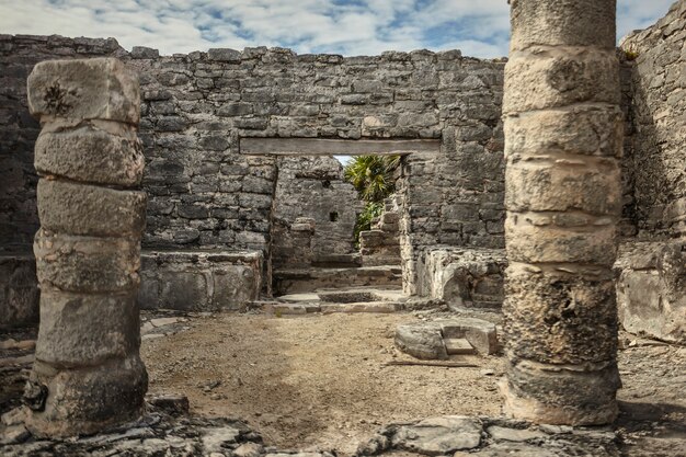 Détail des colonnes d'un temple maya du complexe de Tulum au Mexique.