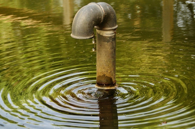 Détail d'une conduite d'eau qui fuit.