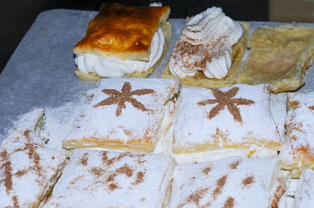 Détail sur une costrada ou un millefeuille farci de dessert traditionnel à la crème