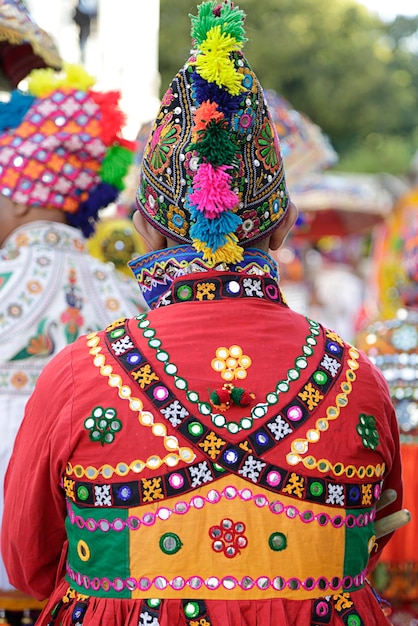 Détail d'un des costumes folkloriques de l'Inde