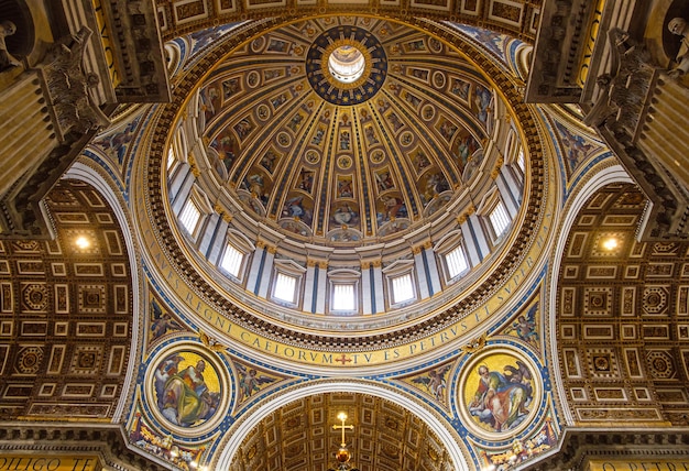 Détail de la coupole de la basilique Saint-Pierre au Vatican de l'intérieur