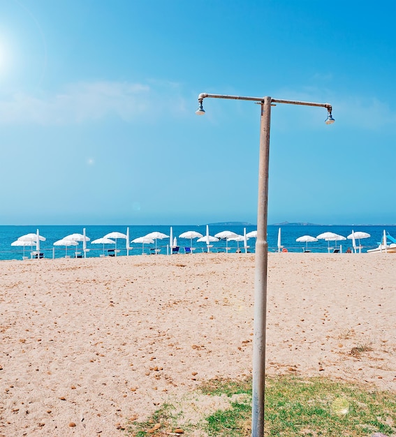 Détail d'une douche au bord de la mer sarde