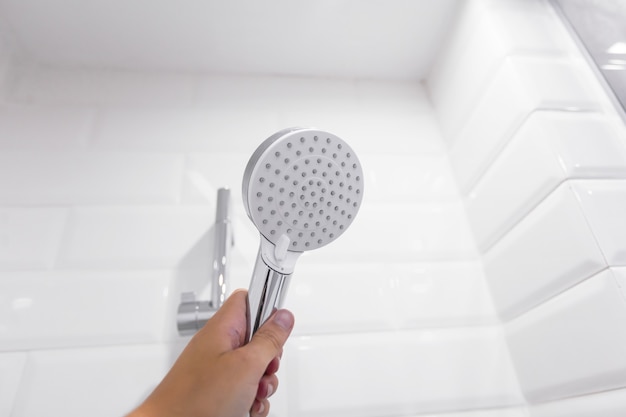 Détail de la douche de plafond moderne