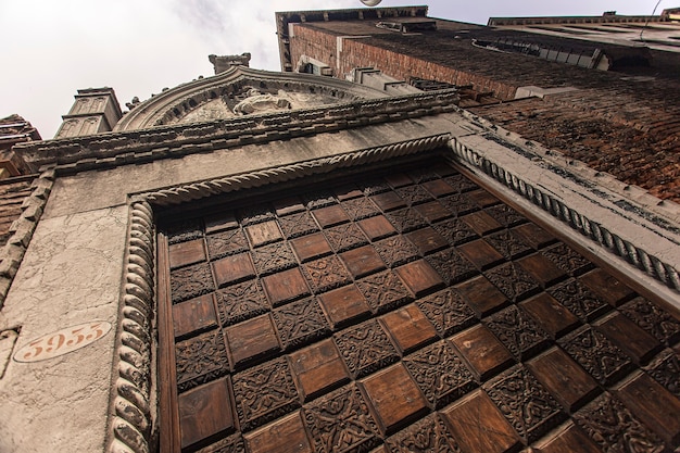 Détail du bâtiment avec fenêtre et détails et architecture à Venise en Italie