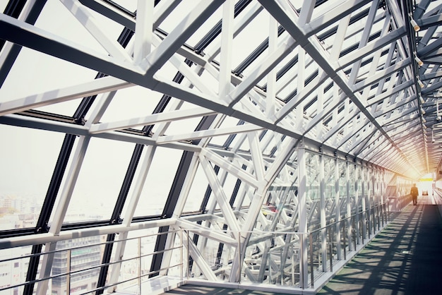 Détail du bâtiment moderne de la gare de Kyoto au Japon