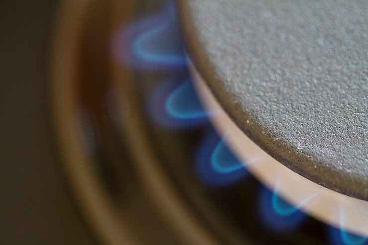 Photo détail du brûleur à gaz avec flamme bleue