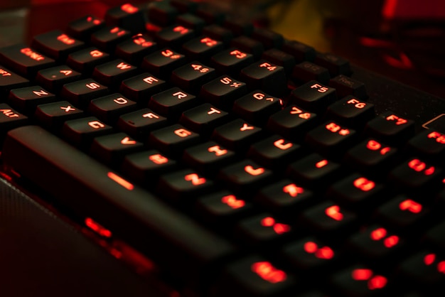 Détail du clavier de jeu rétroéclairé dans l'obscurité