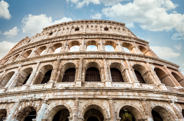 Détail du Colisée à Rome (Roma), Italie. Également nommé Colisée, c'est le site touristique italien le plus célèbre. Ciel bleu spectaculaire en arrière-plan.