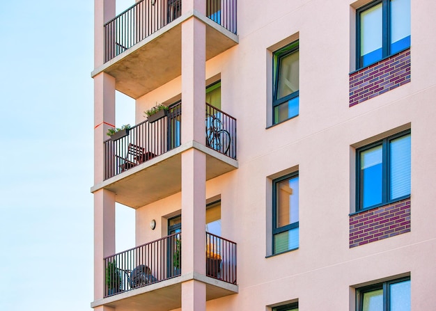 Détail du complexe de nouveaux immeubles résidentiels d'appartements avec balcons.