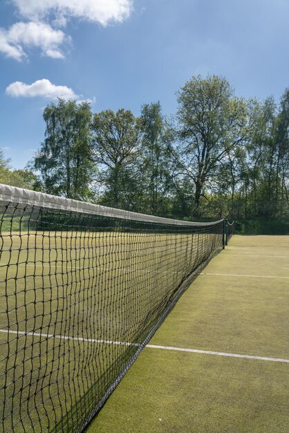 Détail du filet de tennis sur le court