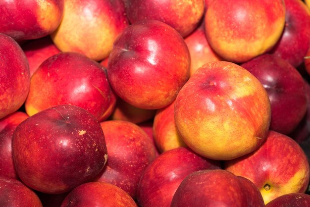 Détail du fruit de pêche en vente au marché