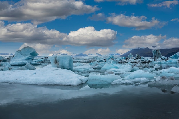 Détail du lac gelé de Jokursarlon parmi la glace géante, islande