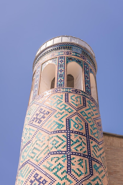 Détail du motif de carreaux bleus sur le minaret de la madrasa de Kukeldash à Tachkent, Ouzbékistan.