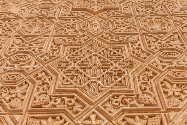 Détail du mur du site de l'UNESCO de l'Alhambra à Grenade - Sud de l'Espagne. Caractères arabes vieux de 600 ans.