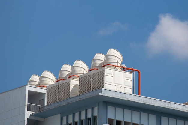 Détail du refroidisseur. Ensembles de tours de refroidissement dans le bâtiment du centre de données.