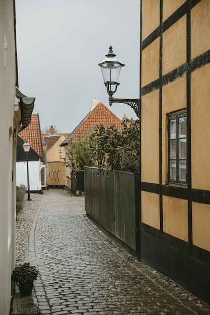 Détail du réverbère avec des ornements sur la vieille maison du village le plus ancien du Danemark Ribe