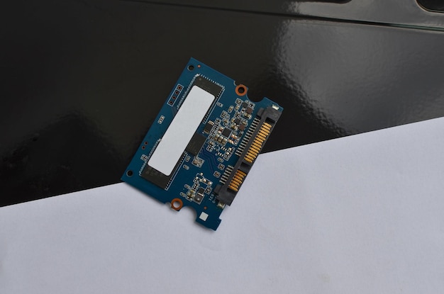 Détail du SSD ouvert avec carte logique exposée pour la réparation et la récupération de données parfait pour les professionnels de l'informatique Idéal pour les concepts de maintenance du stockage