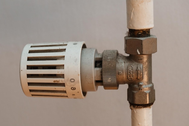 Détail du thermostat et du régulateur dans le radiateur de la vieille maison. Hausse des prix des énergies et de la chaleur