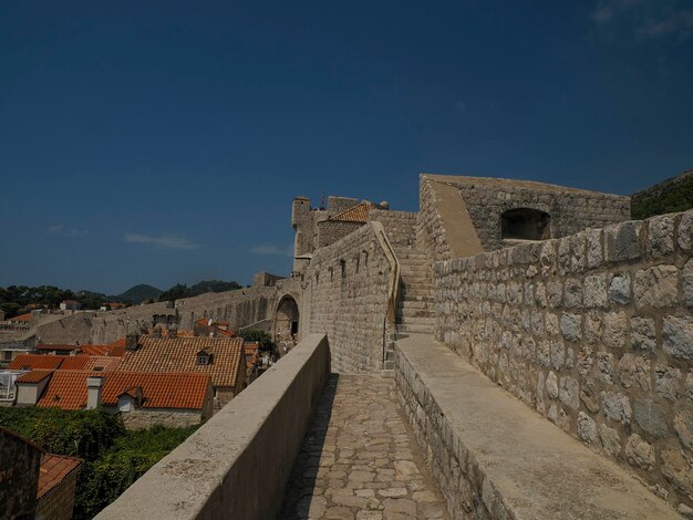 détail du toit en carreaux rouges de la ville médiévale de Dubrovnik, en Croatie