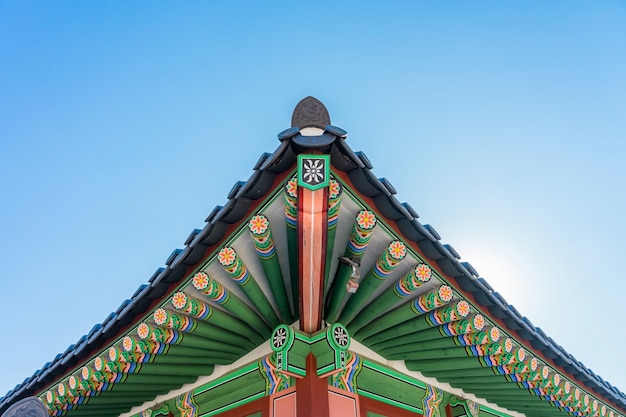 Détail du toit du bâtiment historique du palais Gyeongbokgung à Séoul, en Corée.
