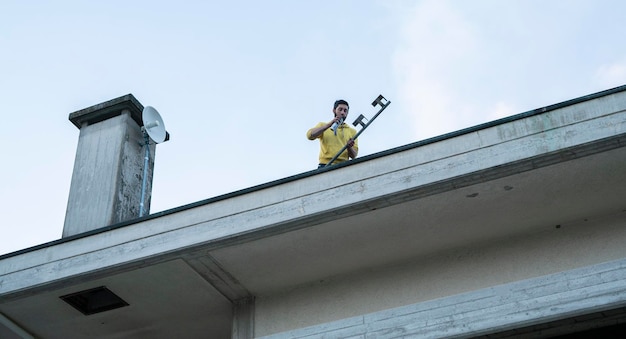 Détail du travailleur de la construction sur le toit de la maison