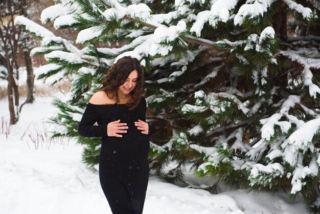 Détail du ventre de femme enceinte méconnaissable en hiver.