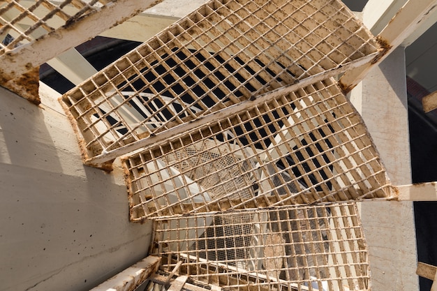 Détail d'un escalier en colimaçon en acier