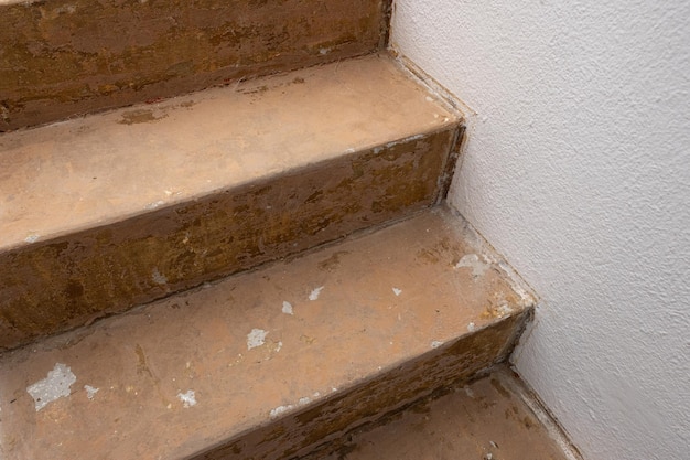 Détail d'un escalier dans un intérieur de maison prêt à être rénové