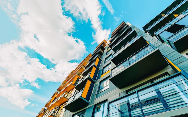 Détail de l'extérieur de l'appartement résidentiel moderne et de l'immeuble. Fragment de nouvelle maison de luxe et complexe résidentiel. Une partie de la propriété immobilière de la ville et de l'architecture des condos. Copiez l'espace. Ciel bleu