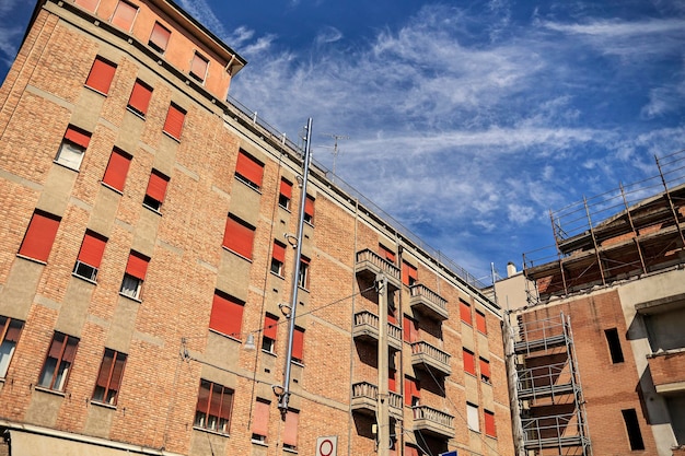 Détail de la façade d'une ancienne tour en brique