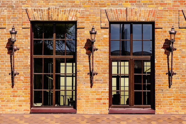 Détail de la façade de l'immeuble de bureaux de style loft moderne reconstruit à partir de l'ancien moulin à vapeur Russie Orenbourg