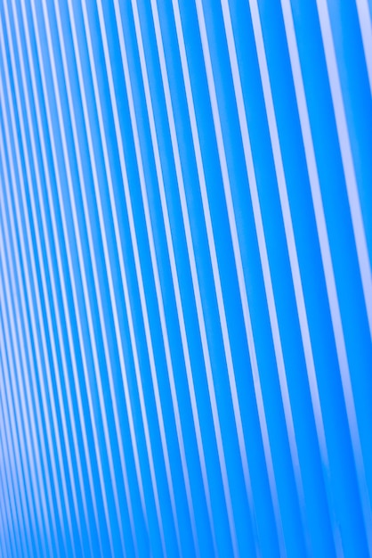 Détail de la façade en métal à rayures pour fond bleu