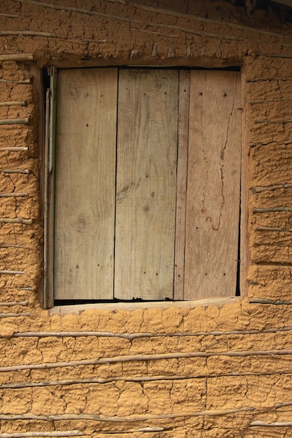 Détail d'une fenêtre typique d'une maison de boue