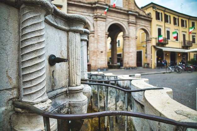 Détail de la fontaine Pigna sur la place Cavour à Rimini Italie