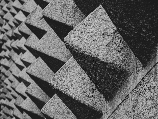 Photo détail des formes pyramidales de granit sur la façade de la casa de los picos