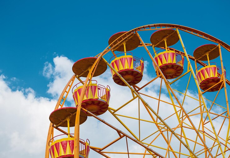 Photo détail de la grande roue au-dessus du ciel