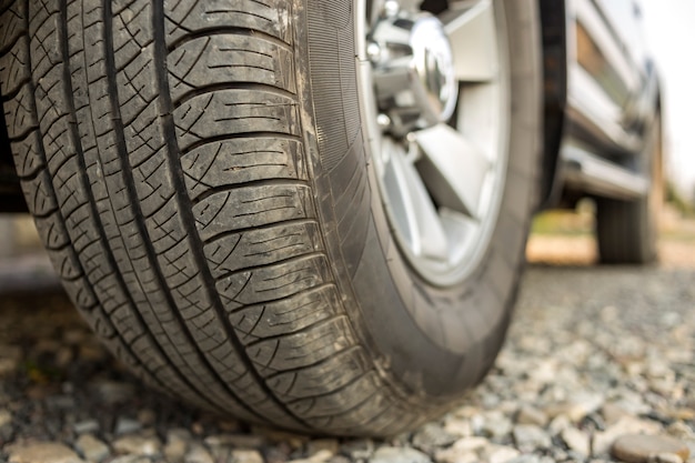 Détail en gros plan de la roue de voiture avec disque en aluminium et protecteur de pneu en caoutchouc noir